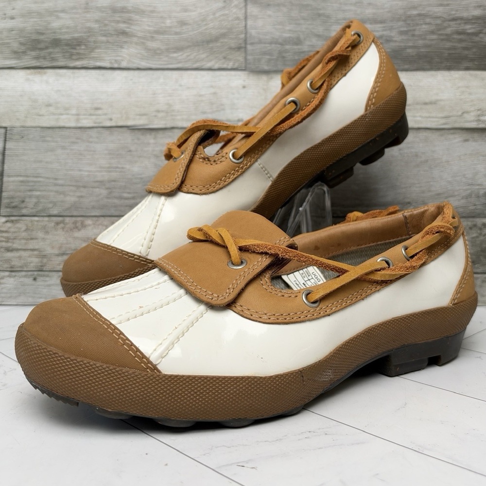 UGG Australia Ashdale Duck Boots -  Size 6.5 - White/ Tan Polish Leather Low Top